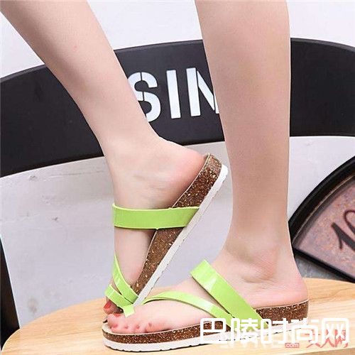 凉拖介绍_纳尼？原来这才是打开夏日衣橱的正确方式 