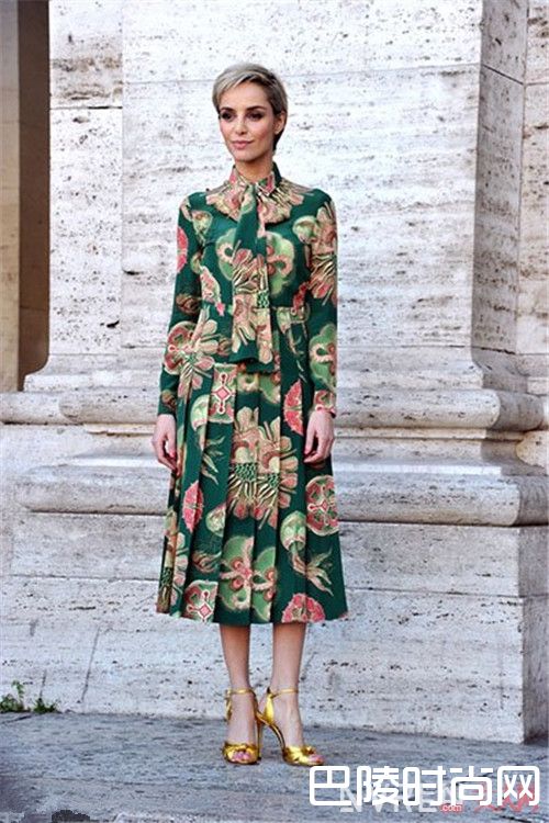 印花连身裙哪种款式更好看_2017年春夏流行开满花的衣服，怎么穿搭美爆了？