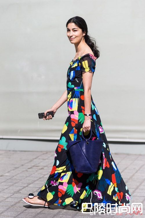 印花裙搭配什么鞋子文艺范_2017年春夏流行开满花的衣服，怎么穿搭美爆了？