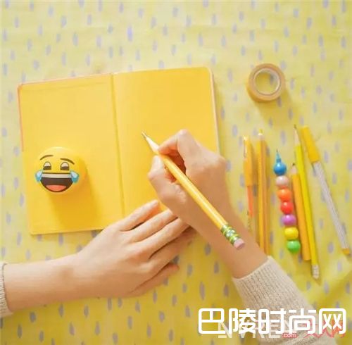 emoji系列_碰上这些可爱到爆的卡通产品 只能乖乖的掏钱了