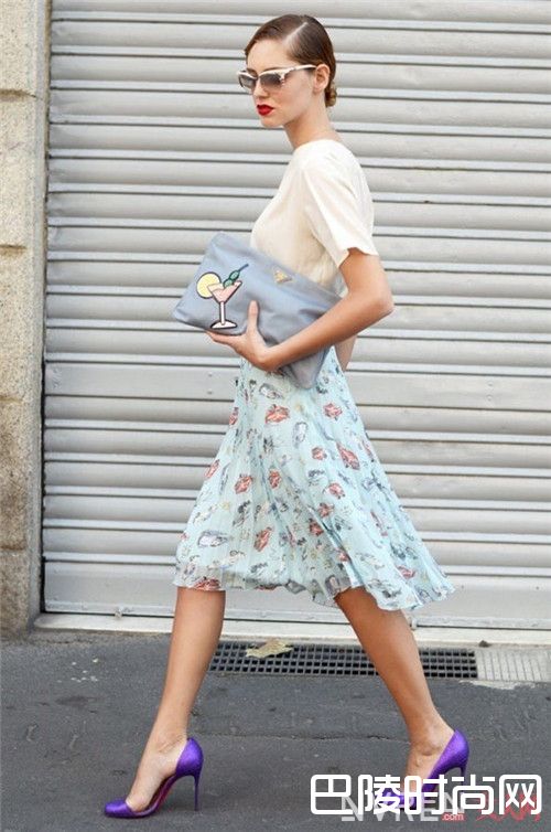 印花裙搭配什么鞋子文艺范_2017年春夏流行开满花的衣服，怎么穿搭美爆了？
