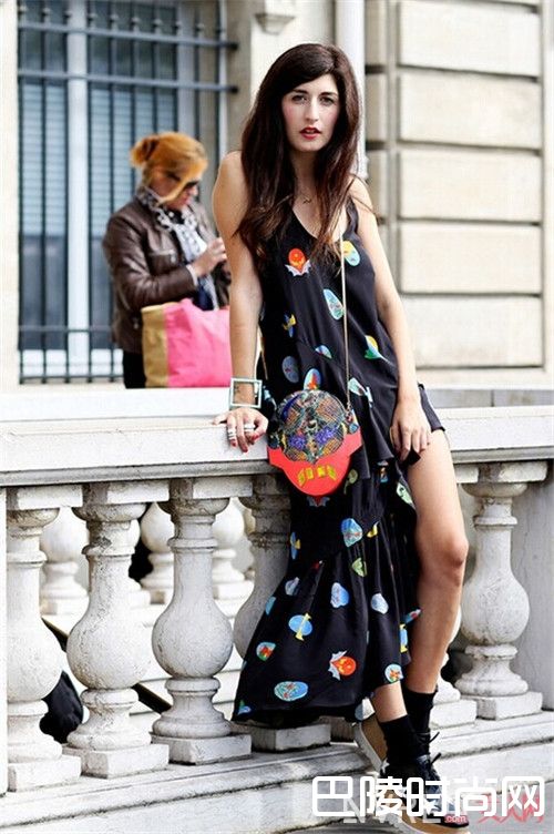 印花包袋和衣服怎么穿搭显气质_2017年春夏流行开满花的衣服，怎么穿搭美爆了？
