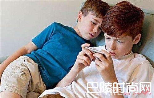 低头玩手机_再贵的护肤品都无法拯救你脸上的瑕疵 你是不是做了这7种恶习