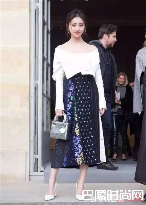 印花半裙怎么搭配完美_2017年春夏流行开满花的衣服，怎么穿搭美爆了？