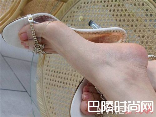 凉拖介绍_纳尼？原来这才是打开夏日衣橱的正确方式 