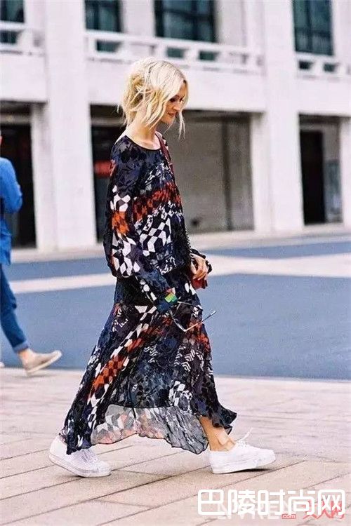 印花裙搭配什么鞋子文艺范_2017年春夏流行开满花的衣服，怎么穿搭美爆了？