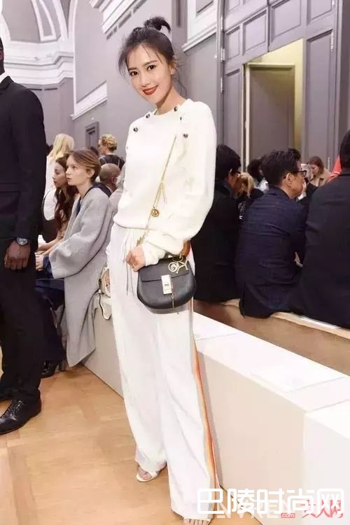 开衩裤如何搭配_谁说要露才撩人，开衩”才是秀性感的最高境界！