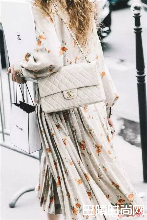 印花半裙怎么搭配完美_2017年春夏流行开满花的衣服，怎么穿搭美爆了？