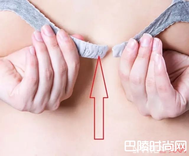 无肩带文胸该怎么选_夏季衣服太透、太露、太紧时，内衣分别该怎么穿？