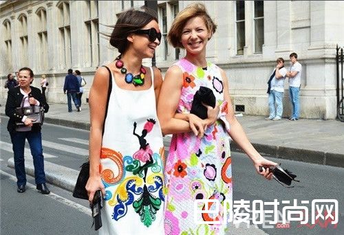 印花单品怎么搭配_2017年春夏流行开满花的衣服，怎么穿搭美爆了？