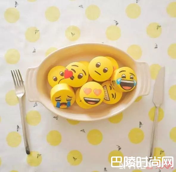 Emoji限量版美妆品_彩妆也要萌萌哒 最近新出的跨界抢钱天团有哪些？