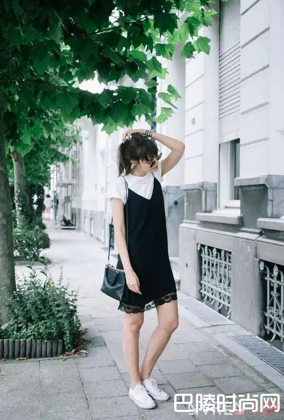 白T配吊带裙_最简单的白T+裙子 让你舒适又有女人味！