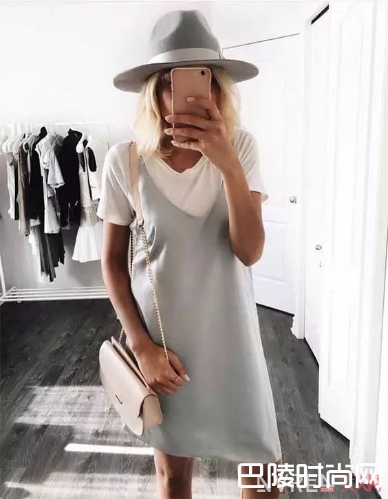 白T配吊带裙_最简单的白T+裙子 让你舒适又有女人味！