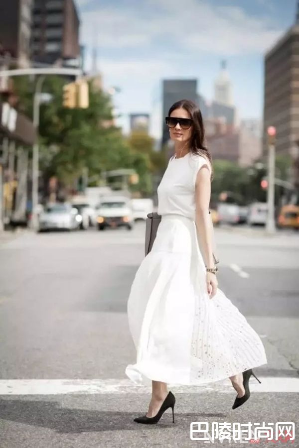最简单的白T+裙子 让你舒适又有女人味！