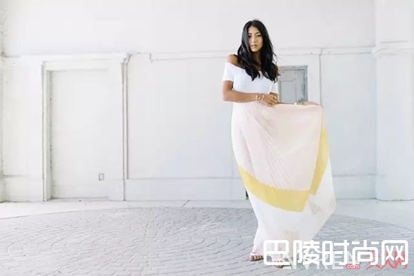 最简单的白T+裙子 让你舒适又有女人味！