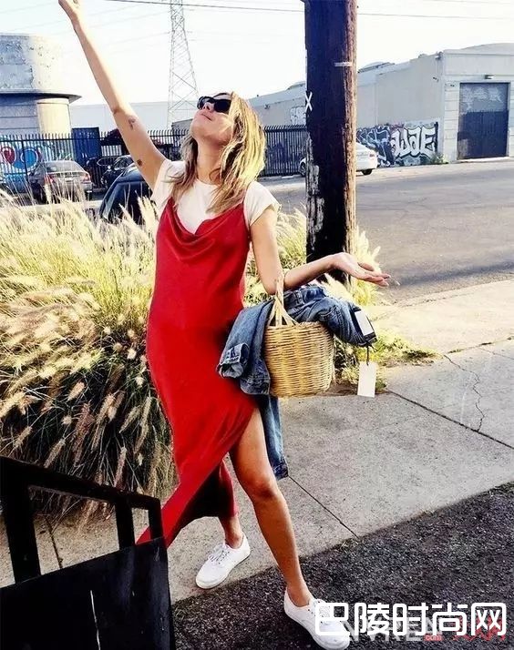 白T配吊带裙_最简单的白T+裙子 让你舒适又有女人味！