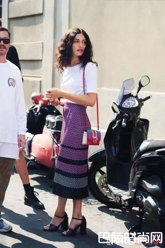 ​白T配印花裙_最简单的白T+裙子 让你舒适又有女人味！