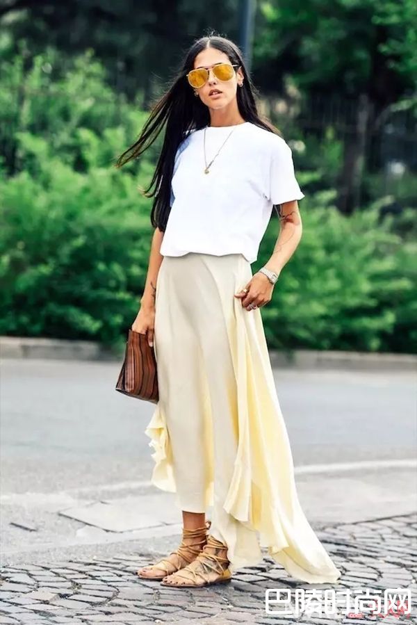 最简单的白T+裙子 让你舒适又有女人味！