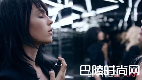 YSL全新花香型黑鸦片香水简介_2017年新香水上线：拥有1瓶就能风骚一整年！