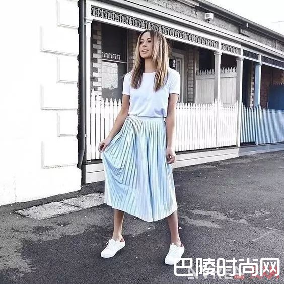 白T配百褶裙_最简单的白T+裙子 让你舒适又有女人味！