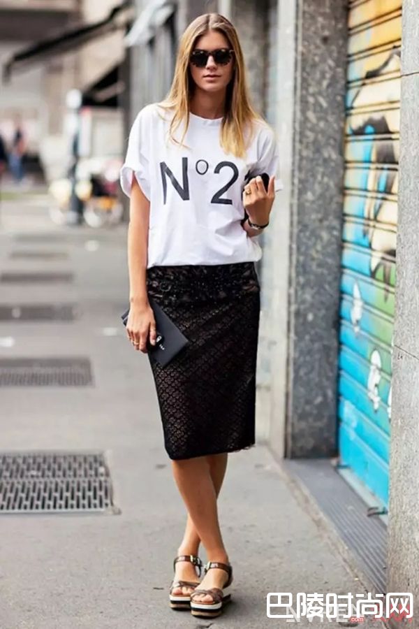 ​白T配铅笔裙_最简单的白T+裙子 让你舒适又有女人味！