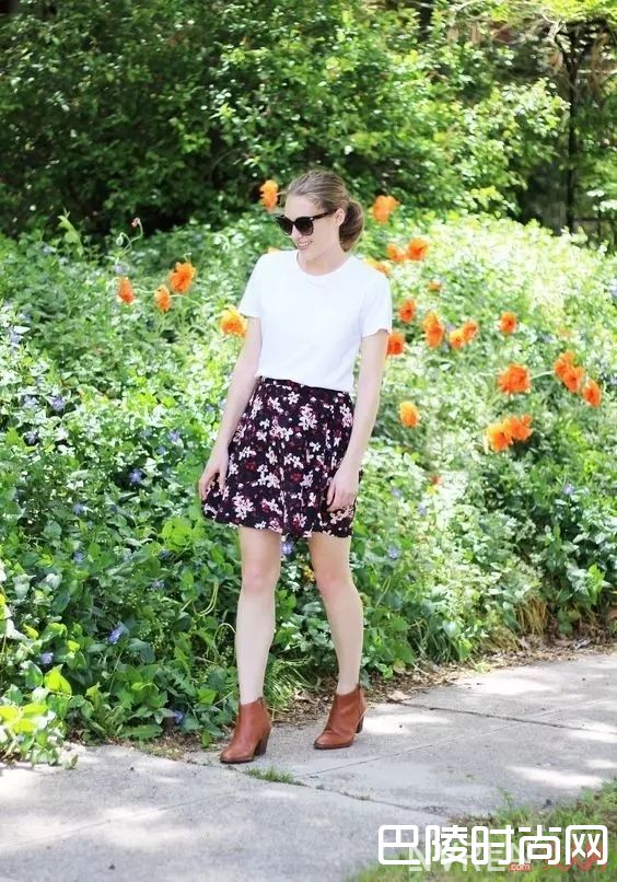 ​白T配印花裙_最简单的白T+裙子 让你舒适又有女人味！