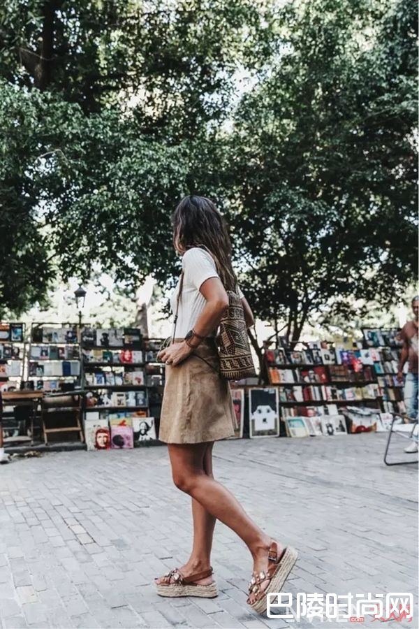 白T配A字裙_最简单的白T+裙子 让你舒适又有女人味！