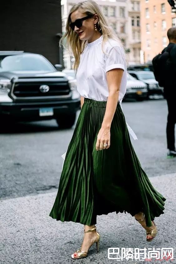 白T配百褶裙_最简单的白T+裙子 让你舒适又有女人味！