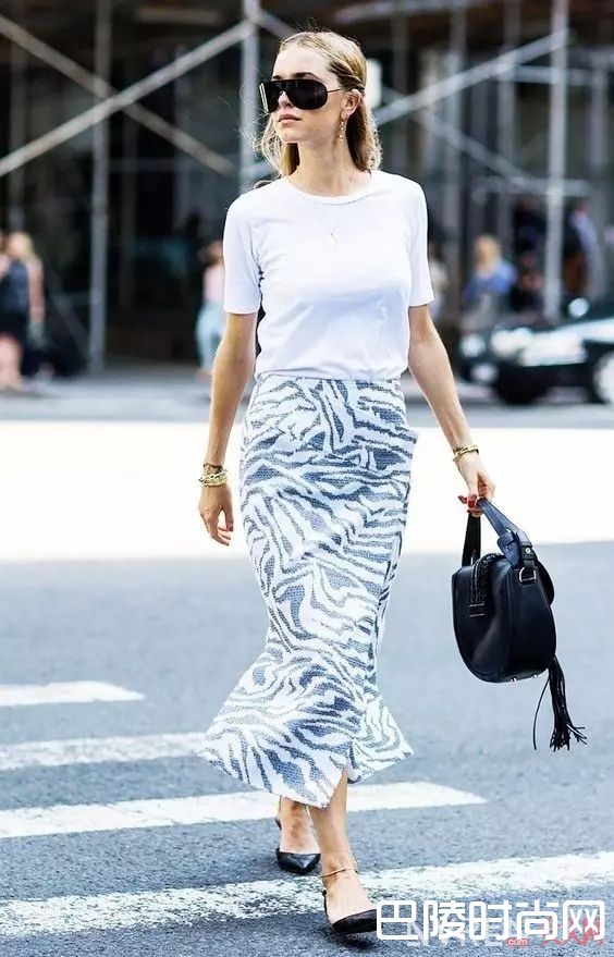 ​白T配印花裙_最简单的白T+裙子 让你舒适又有女人味！