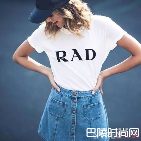 白T配A字裙_最简单的白T+裙子 让你舒适又有女人味！