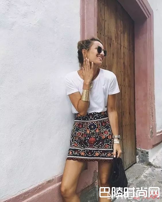 ​白T配印花裙_最简单的白T+裙子 让你舒适又有女人味！