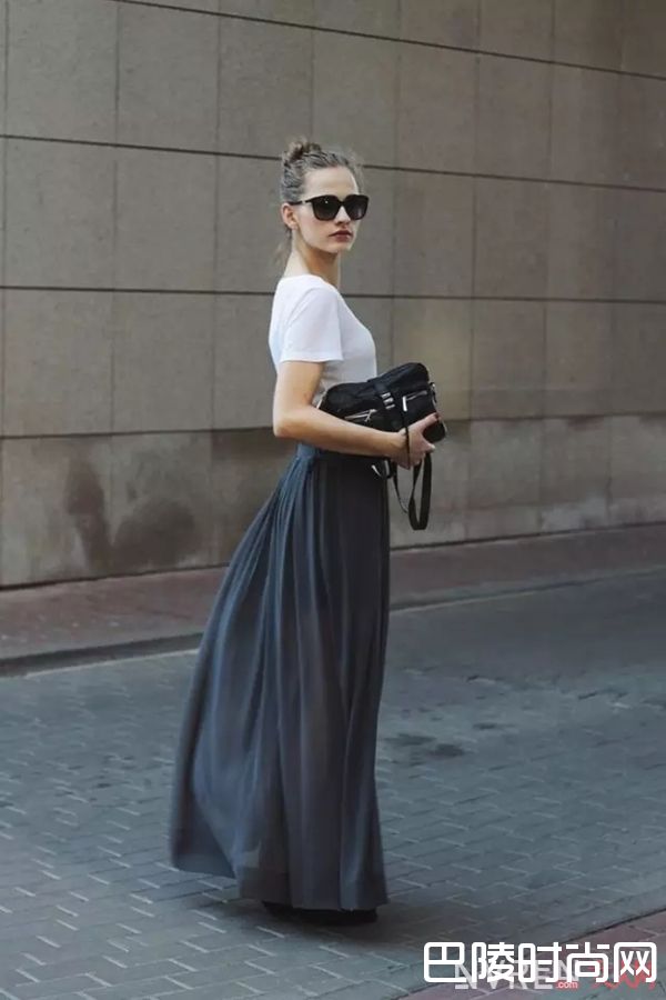 最简单的白T+裙子 让你舒适又有女人味！