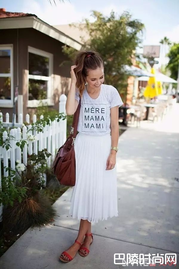 白T配百褶裙_最简单的白T+裙子 让你舒适又有女人味！