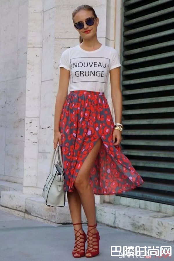 ​白T配印花裙_最简单的白T+裙子 让你舒适又有女人味！
