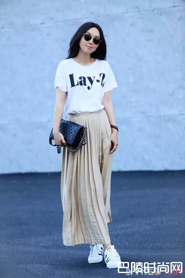 白T配百褶裙_最简单的白T+裙子 让你舒适又有女人味！