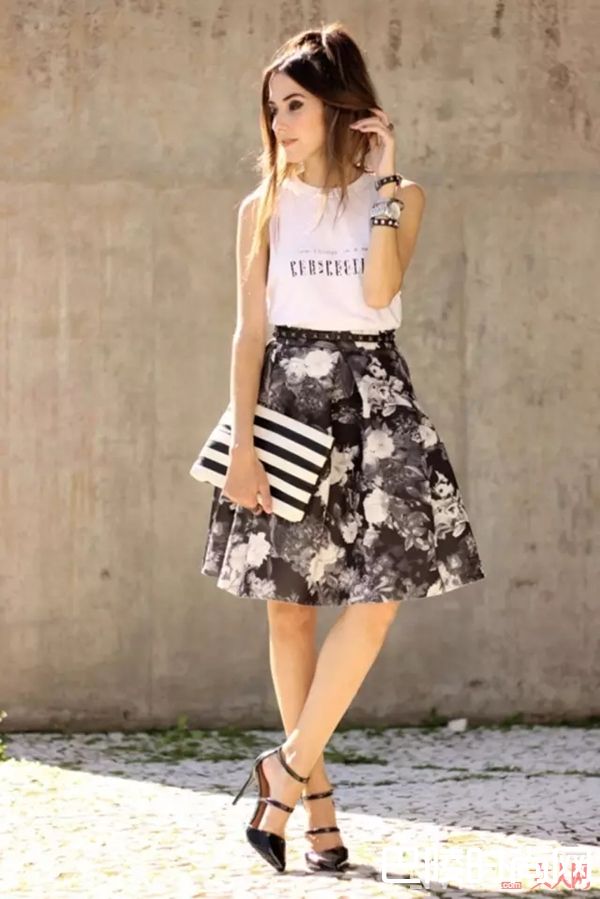 ​白T配印花裙_最简单的白T+裙子 让你舒适又有女人味！