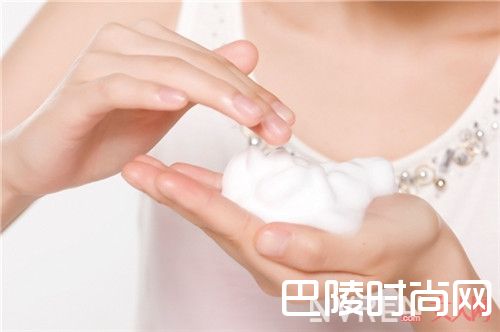 油性皮肤早上如何护肤最有效_女人千万不能忽略这5点！早晨要做好护肤很重要