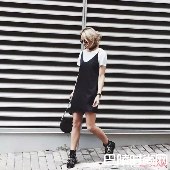 白T配吊带裙_最简单的白T+裙子 让你舒适又有女人味！