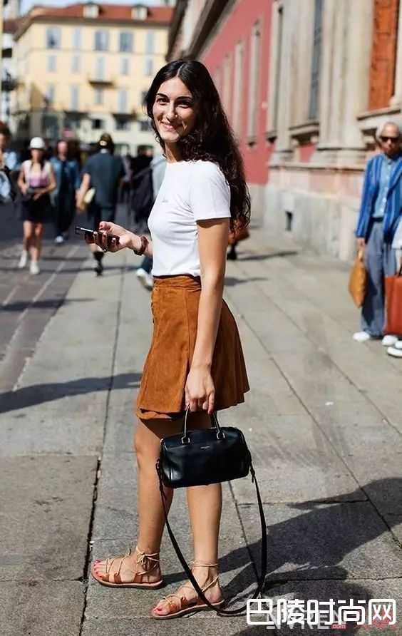 白T配A字裙_最简单的白T+裙子 让你舒适又有女人味！