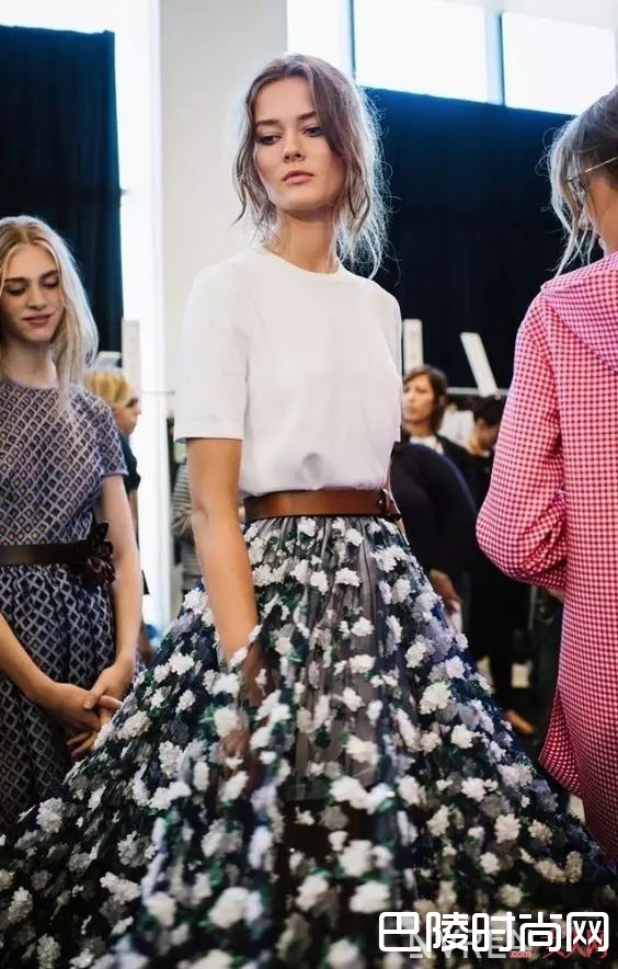 ​白T配印花裙_最简单的白T+裙子 让你舒适又有女人味！