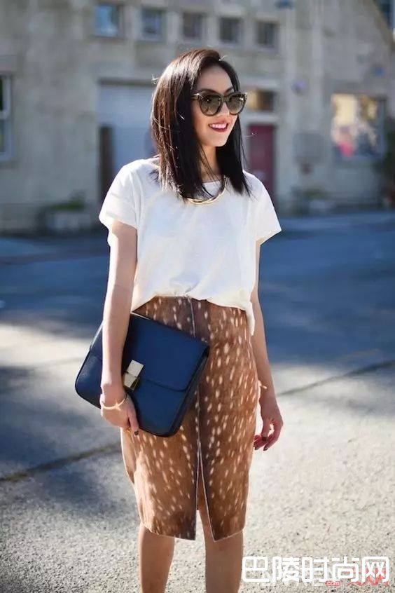 ​白T配印花裙_最简单的白T+裙子 让你舒适又有女人味！