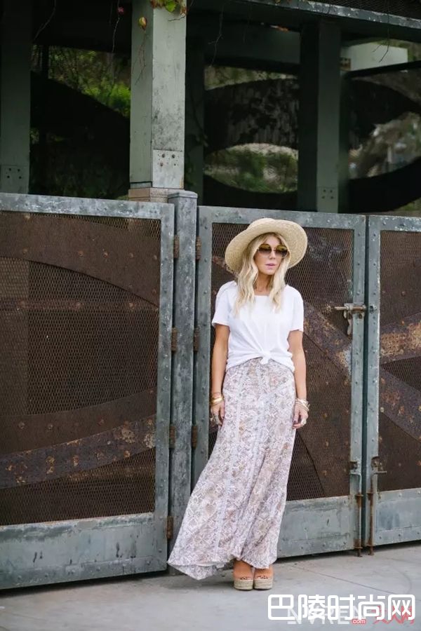 ​白T配印花裙_最简单的白T+裙子 让你舒适又有女人味！