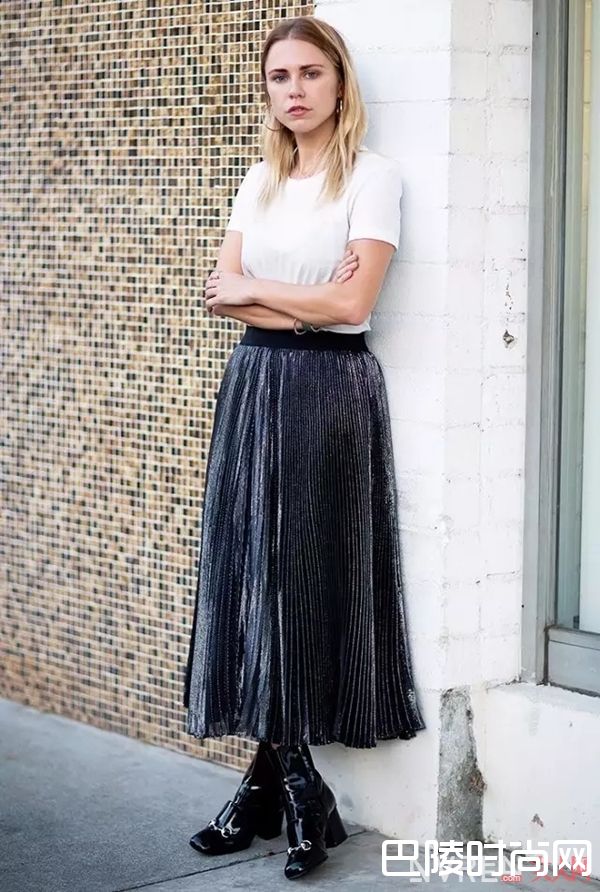 白T配百褶裙_最简单的白T+裙子 让你舒适又有女人味！