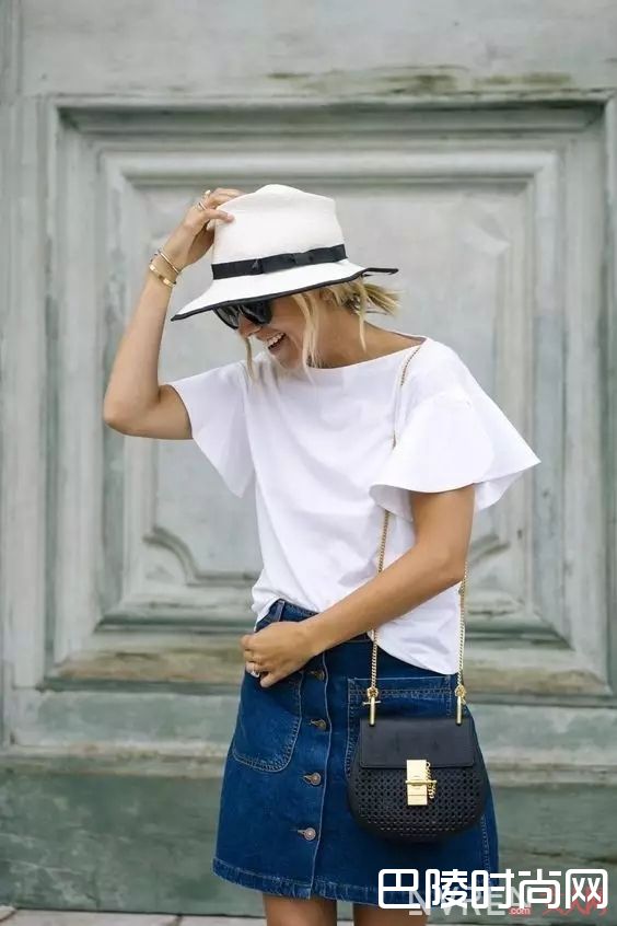 白T配A字裙_最简单的白T+裙子 让你舒适又有女人味！