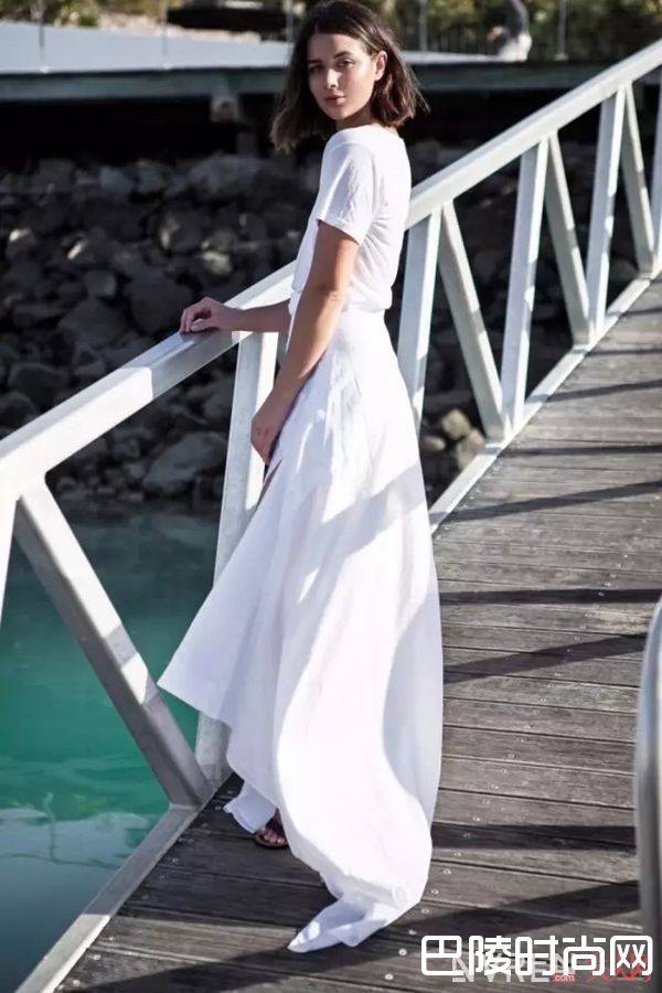 最简单的白T+裙子 让你舒适又有女人味！