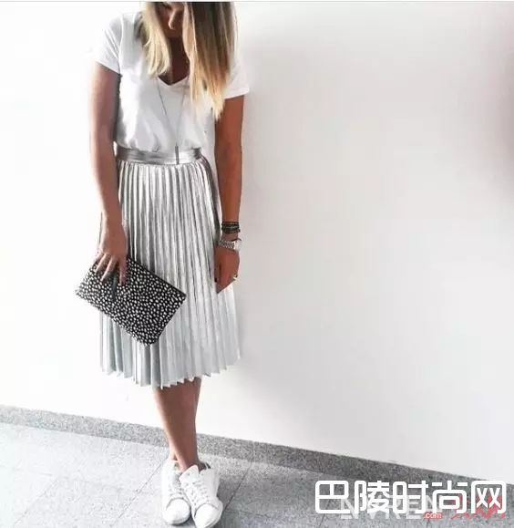 白T配百褶裙_最简单的白T+裙子 让你舒适又有女人味！
