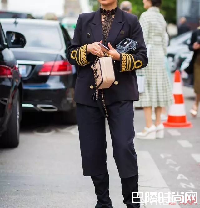 内衣漏出边怎么穿_觉得内衣外穿太夸张？那是你没穿对！