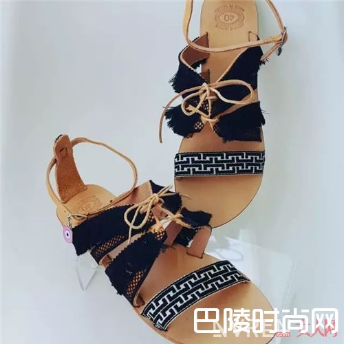 平底凉鞋怎么挑？_最全平底鞋选择穿搭攻略 就算没跟也能显高