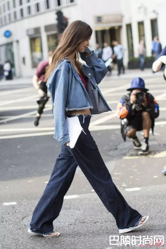 磨边牛仔裤如何搭配_据说这是“最时髦”的牛仔裤,今天我就来破解一下