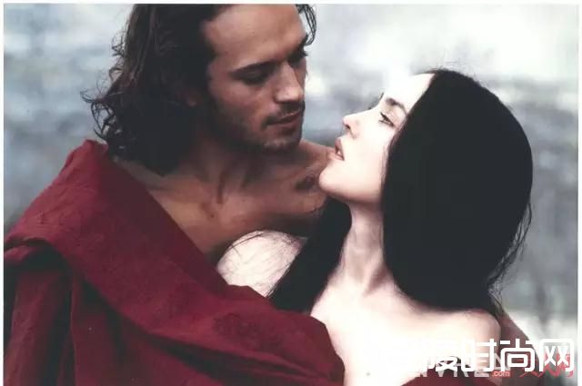 DIOR紫毒香水_坏女人用什么香水?她的味道叫“危险”